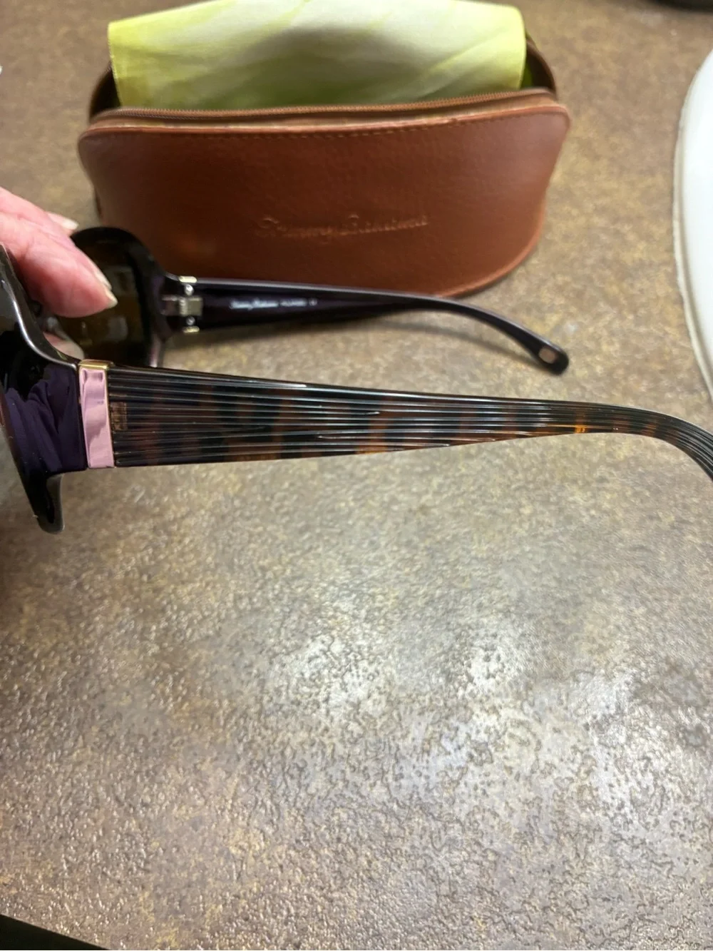 Tommy Bahama women’s sunglasses with case and cloth